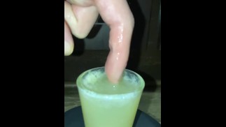 Размешиваю месячную сперму —-slo-mo