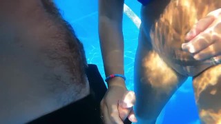 Sexy Joy recibe un creampie en la piscina