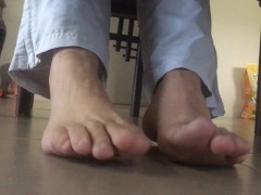 A cheeky peak under the dining room table caught a sexy big pair of sweaty daddy feet - Manlyfoot