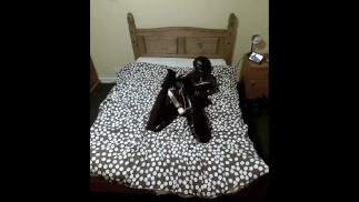 Von Zauberstab in Self Bondage Latex Hogtie geneckt