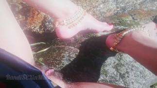 Индийская девушка чистит киску в реке недалеко от деревни 