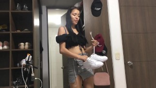 Моя девушка покупает пышный, и я активирую его, пока она моет туалет в своей комнате.