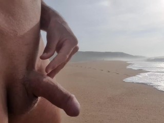 我在公共场合在海滩上撒尿，训练我的鸡巴在没有精液的情况下操了很长时间