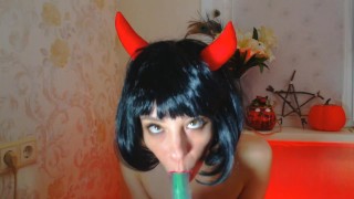 性感魔鬼的口交和胸部播放