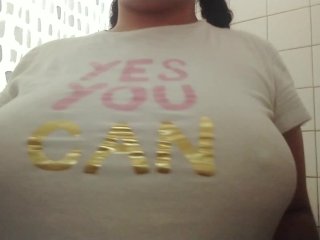 Chica sexy Tetona con camiseta mojada JOI EN ESPAÑOL / Sexy girl with wet T-shirt JOI IN SPANISH