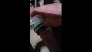 Eu tentei enfiar meu pau pequeno em uma garrafa de água 