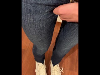 穿着紧身高腰牛仔裤握持和润湿