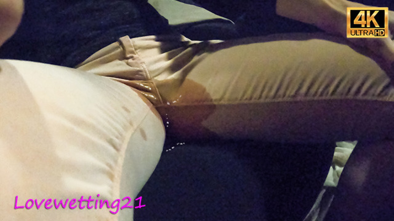 この女の子は映画館で彼女のパンティーをおしっこします