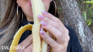 公共の場で大きなバナナを吸う健康的な朝食