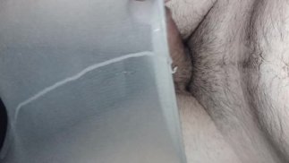 一个男人穿着 4 连裤袜系列和红色口红油，在观看色情片时自慰