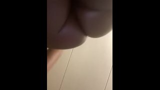 ébano juega con su plug anal por primera vez 