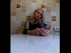 Девушка читает гарри поттера сидя на вебраторе