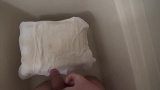Mijando em uma toalha