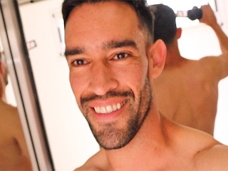 Chico Musculoso Camina Desnudo Por Los Pasiilos De Su Departamento y Va Hacia La Calle. RISKY
