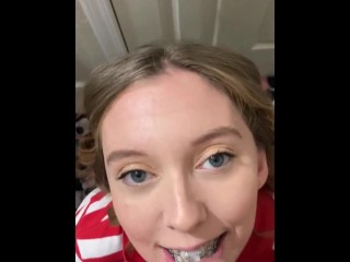 Cute Jeune Femme Reçoit Une Giclée Sur Son Appareil Dentaire