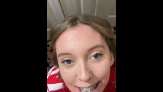 Cute jeune femme reçoit une giclée sur son appareil dentaire