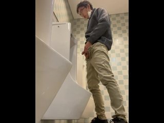 無修正　男子学生　公衆トイレでおしっこ撮影　最後におちんぽをアップで見せる　変態　顔出し　素人
