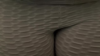 Обтягивающие леггинсы киска дразнит 