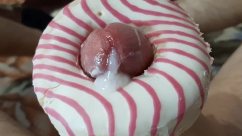 Un étudiant russe baise un donut sucré avec sa grosse bite dans le dortoir