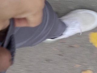 NILABAS ANG BURAT HABANG NAGLALAKAD