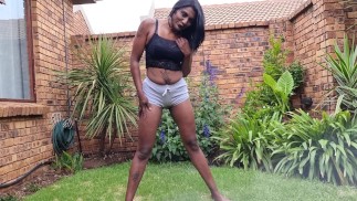 Писаю в серых шортах на улице в саду | Раздевание