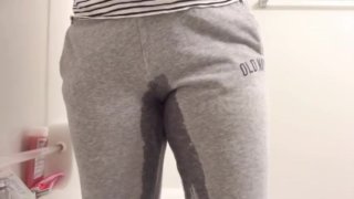 BBW plassen in lichtgrijze joggingbroek na wanhoop