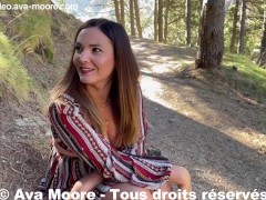 Ava Moore - Exhibition et squirt en forêt