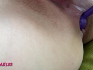 Так сильно возбудилась от ласок, что решила трахнуть свою попку :з