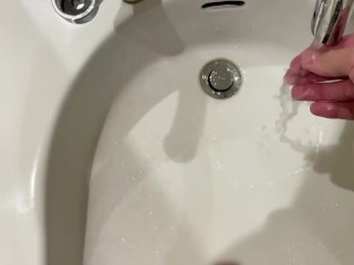 Мочеиспускание на раковину в ванной комнате