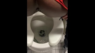 Стриптизерша случайно помочилась на деньги 