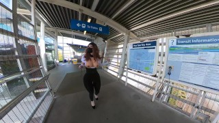 Crossdresser piscando em uma estação de trem