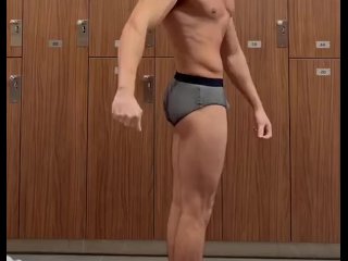 Bodybuilder posing at the gym