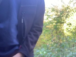 Riskantes Pissen und abspritzen im_Öffentlichem Park (Fast erwischt)