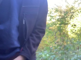 Riskantes Pissen und abspritzen im_Öffentlichem Park (Fast erwischt)