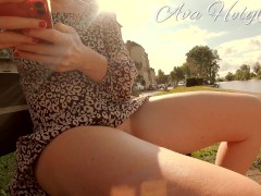 Femme montre sa chatte sur un banc public