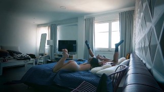 Spektakuläres Rimming, das diese junge Frau mit dem alten Mann macht, der auf alle Viere geht, um seinen zu lecken