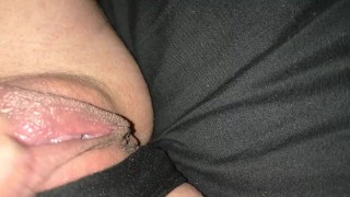 Мастурбация клитора под одеялом до оргазма