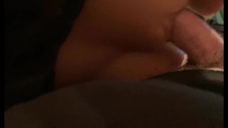 Эта красивая брюнетка страстно едет на мне