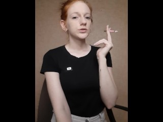 Chica Pelirroja Fuma un Cigarrillo, El Pelo Se Recoge En un Bollo