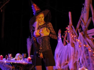 Келли Долл — ведьма