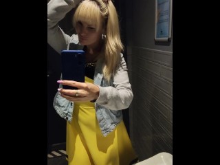 A Cute Milf, Café Masturbation