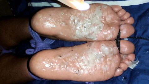 Torture des pieds - Pieds mâles attachés et torturés avec de la cire de bougie