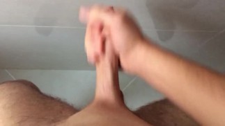 Подросток кончает сильными толстыми веревками спермы на стену