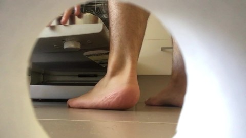 enchendo o lava-louças com pés descalços - Manlyfoot