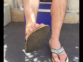 破旧的人字拖/丁字裤拍打在我赤裸的男性鞋底上感觉真好 - MANLY FOOT