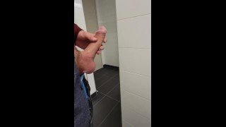 Johnholmesjunior dans les toilettes publiques risquées des hommes à Vancouver PT1