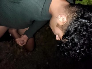 Уличная дрочка после вечерней пробежки заканчивается натиранием густой спермы на собственном члене