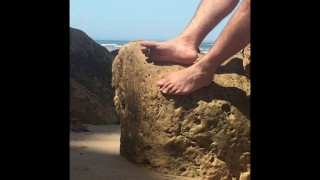 Sandy voeten - Gezouten zolen - Manlyfoot's Grote mannelijke voeten in openbaar nudistenstrand in Australië