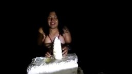 Толстый транс Элизабет расширяет анус гигантским куском пластика на берегу моря
