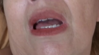 非常兴奋的继母把自己交给继子，让他射在她的奶子上